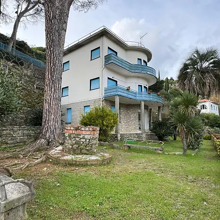 The Castle - In Con Splendido Giardino Appartamento